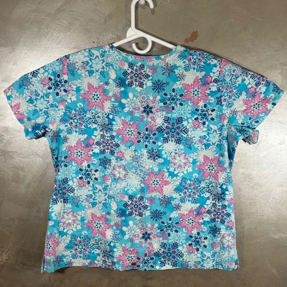 Peaches Uniforms Women's Size XL Scrub Top Blue Pink Snowflake Glitter V-Neck - Picture 7 of 8
